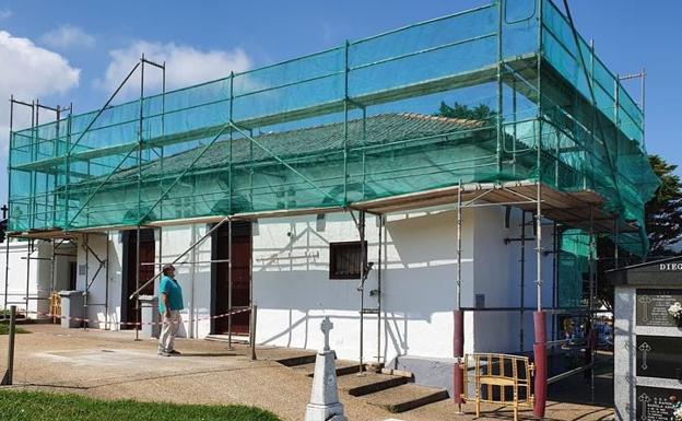 Santoña rehabilita la cubierta de la capilla del cementerio para eliminar las humedades