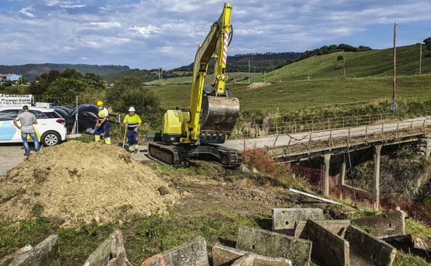 Comienzan los trabajos para instalar la pasarela junto al puente de Serdio