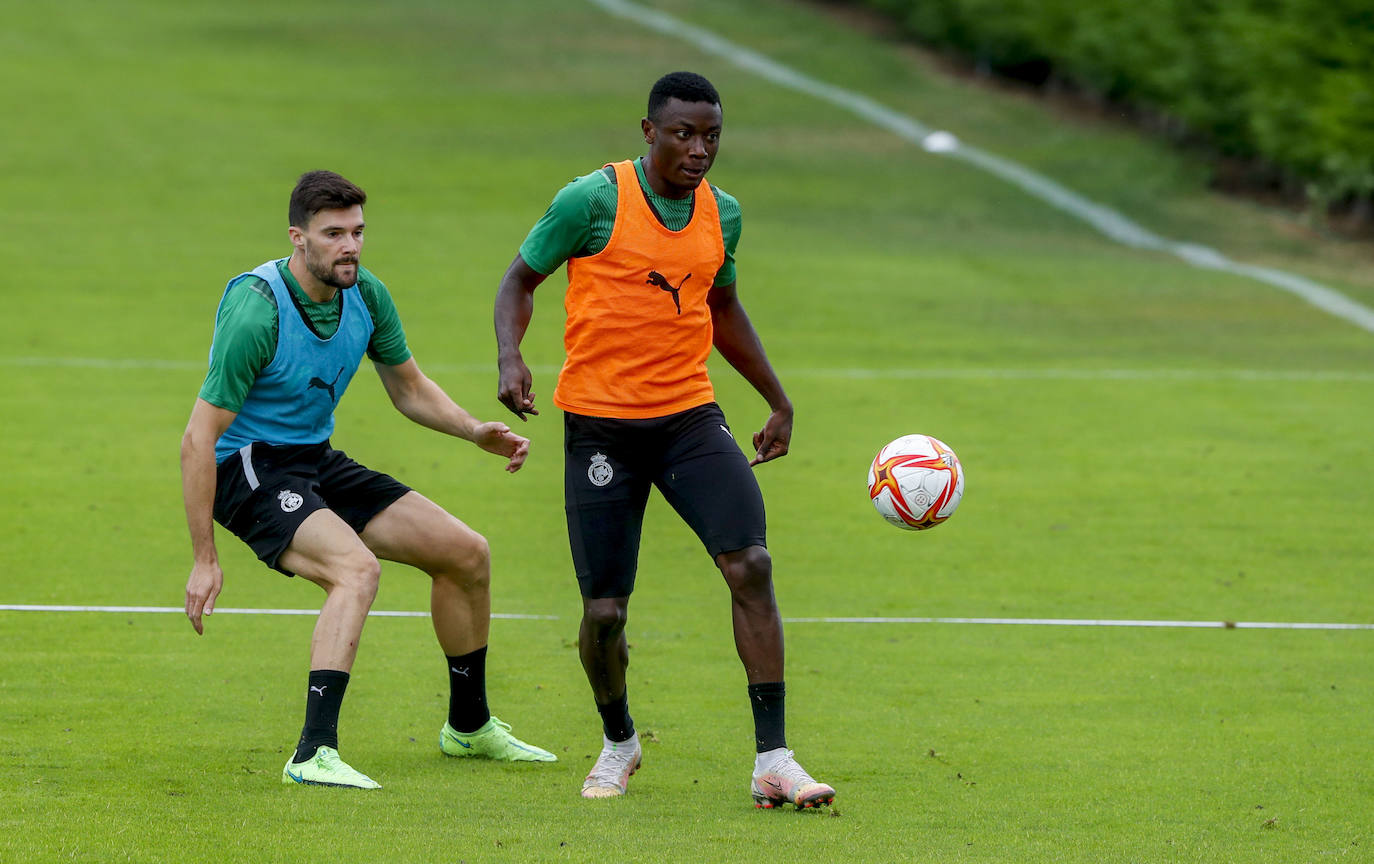 El Racing entrena con motivación después de la derrota del sábado