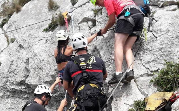 Rescatada tras quedar atrapada en la tirolina de la vía ferrata de Liérganes