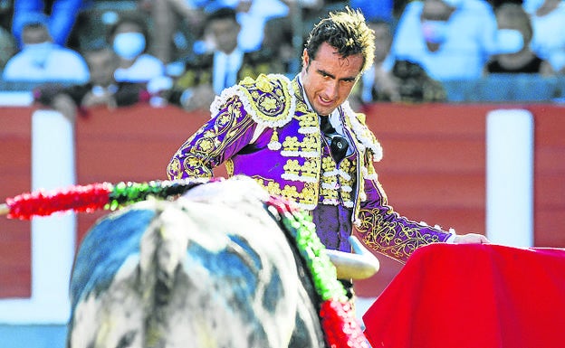 El Fandi y José María Manzanares, a hombros en la plaza de toros de Santoña