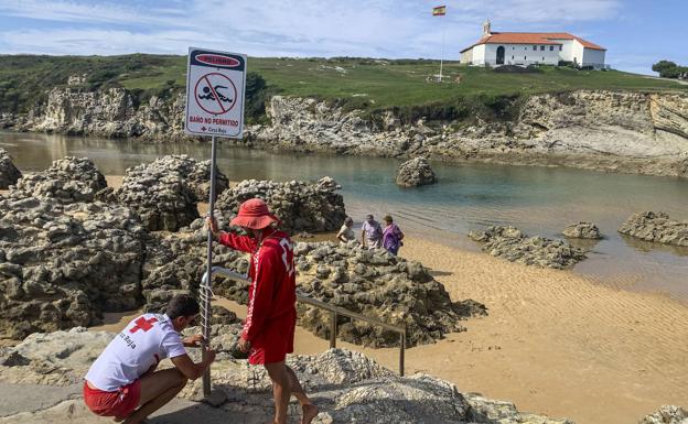 Cierran al baño la playa de la Virgen del Mar tras detectarse restos fecales