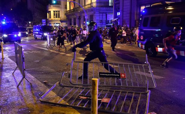 Tensión y altercados ante la Jefatura de Policía al final de la manifestación