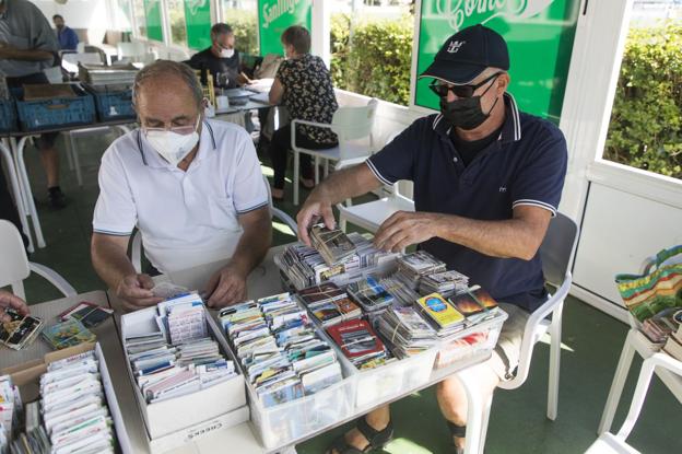 Los coleccionistas de calendarios de bolsillo se reencuentran tras la pandemia