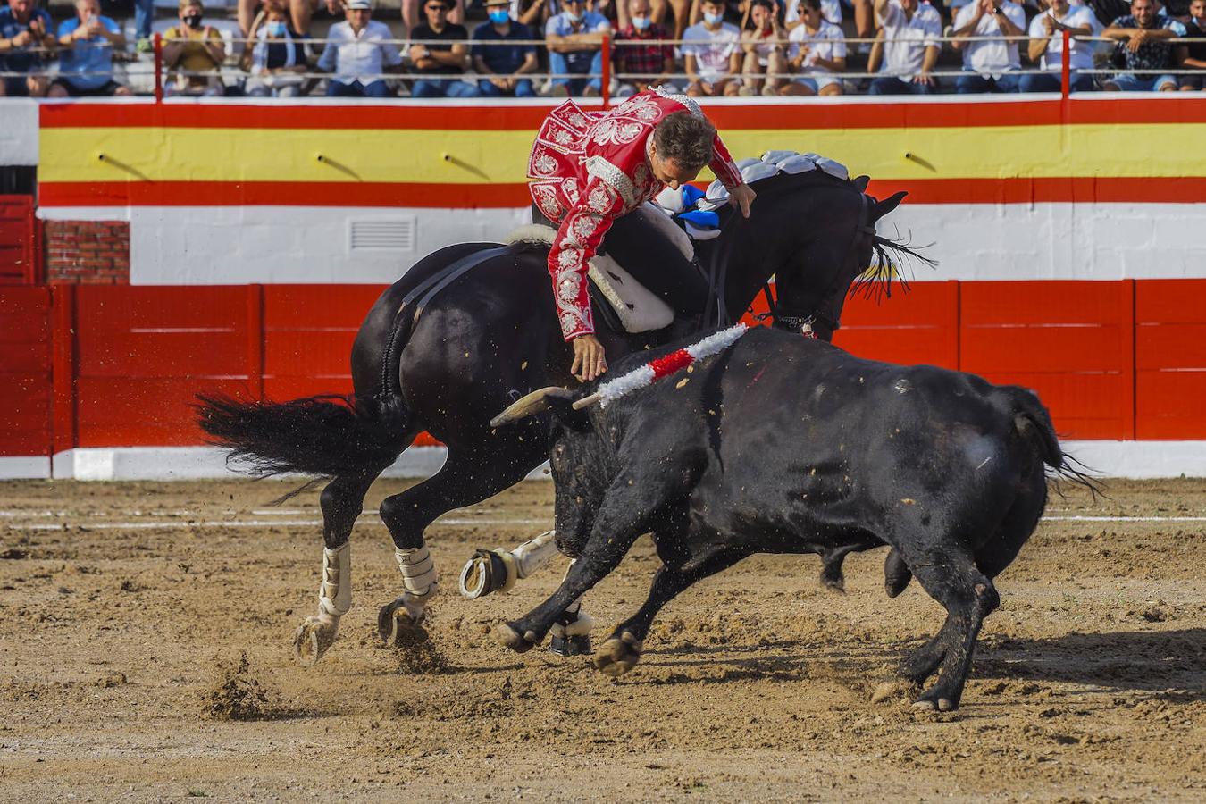 Ampuero quiere toros y llena la plaza