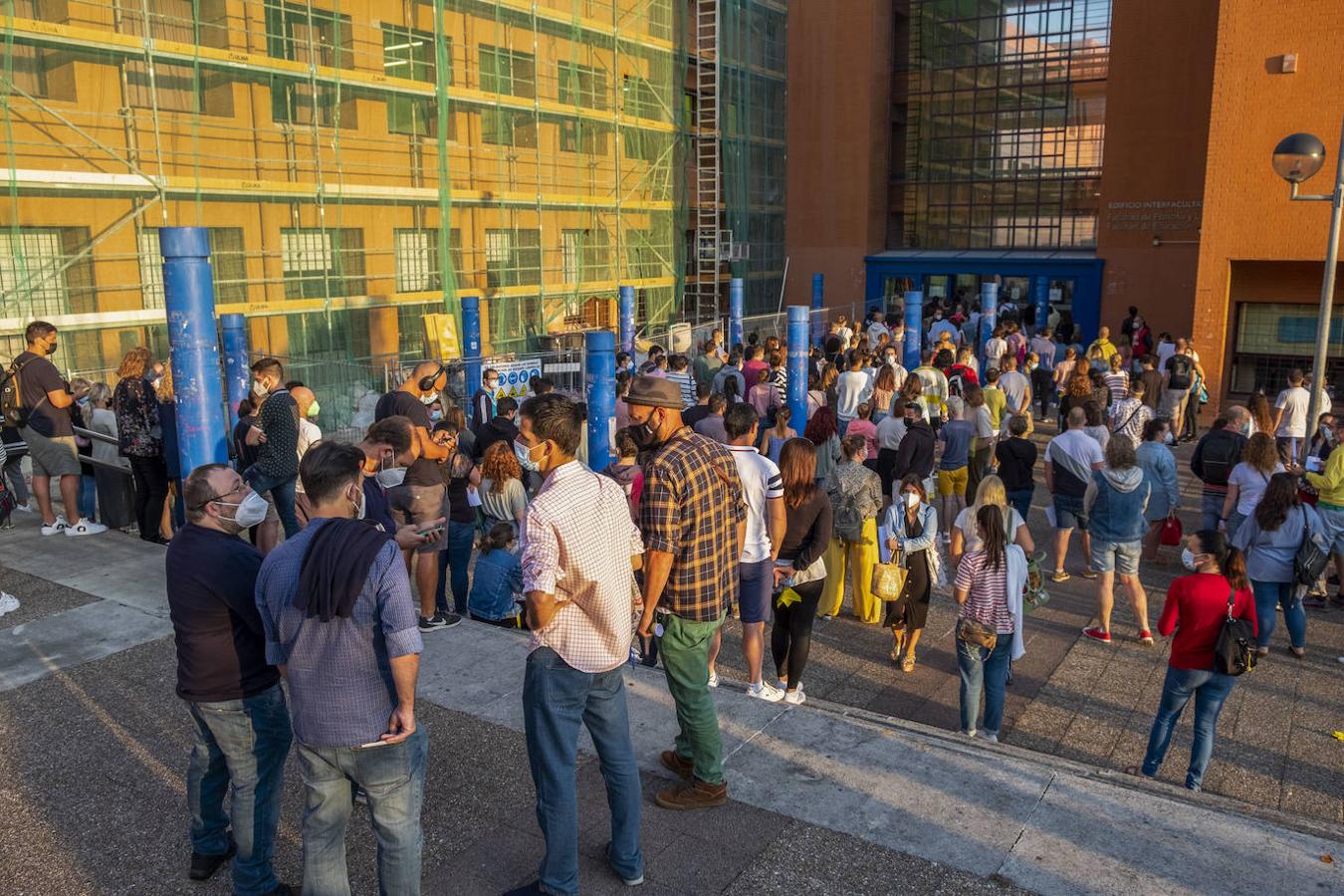 Una multitud opta en Santander a un puesto en Correos