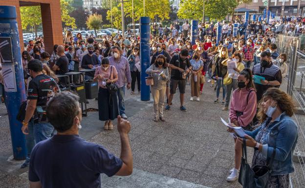 Una multitud busca «la estabilidad» en Correos