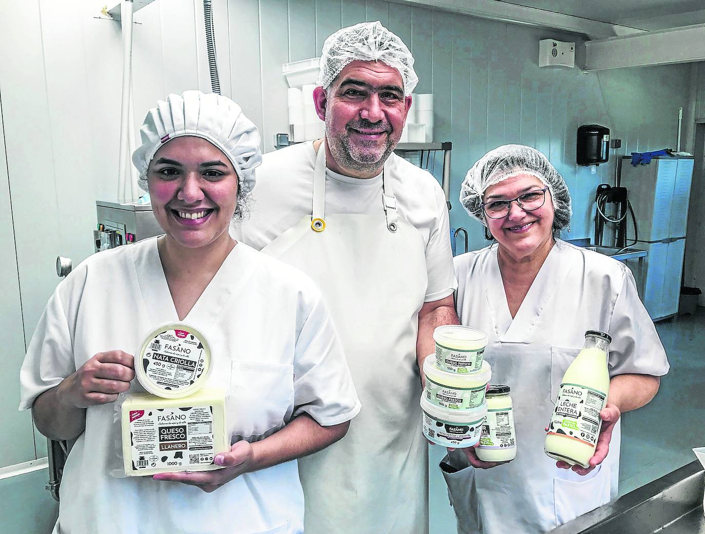 La leche de pasto impulsa la nueva vida de la familia Fasano en Liérganes