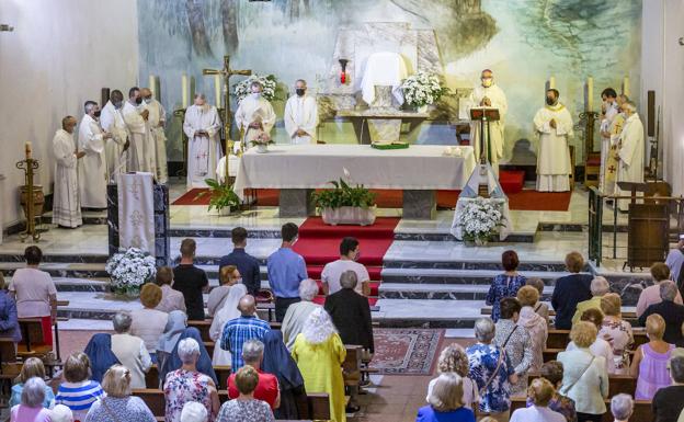 El obispo oficia una misa de desagravio en La Bien Aparecida