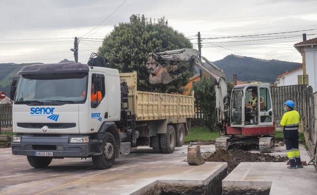 Comienzan las obras para dotar de cubierta a la pista deportiva del colegio público de Tanos