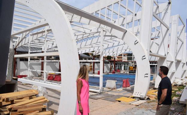 Comienza la instalación de la cubierta de la piscina de Renedo