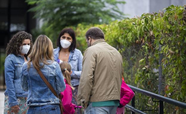 Dos alumnas que se niegan a usar mascarilla no podrán ir al colegio