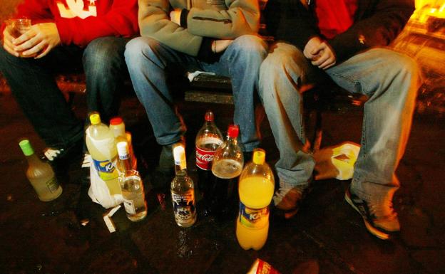 Denunciados 26 jóvenes por hacer botellón en la playa de Los Peligros