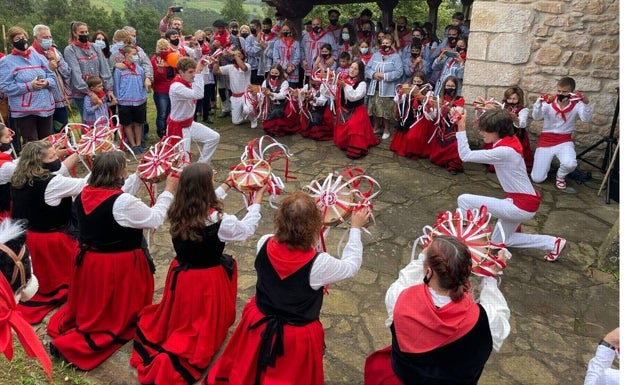 San Cipriano bendice el regreso de la romería montañesa