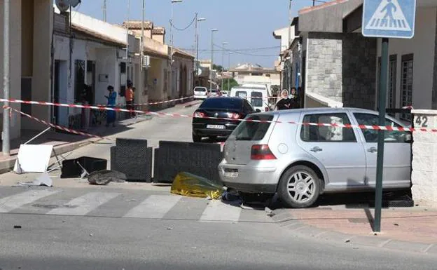 Dos muertos al invadir un coche la terraza de un bar en Murcia