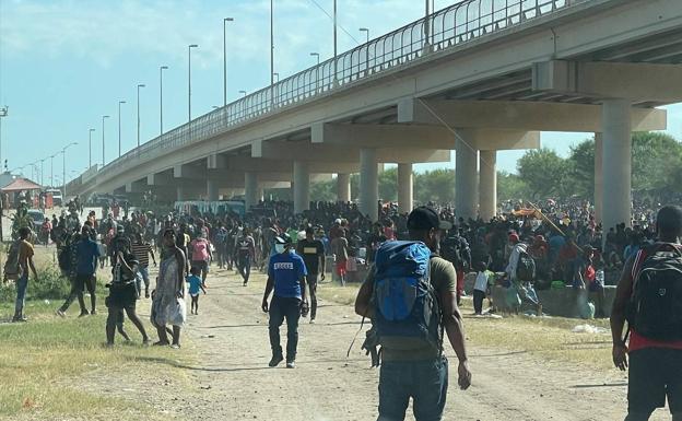 Unos 10.000 migrantes en la frontera ponen a Biden contra las cuerdas