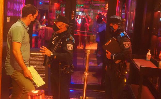 «Hemos abierto para probar, pero está siendo un desastre»