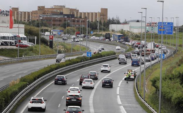 Atasco kilométrico en la A-67 debido a una colisión múltiple y las intensas lluvias