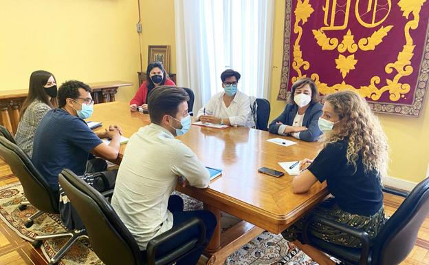 Los 14 menores afganos refugiados en Cantabria ya han sido escolarizados, aunque el idioma complica la integración