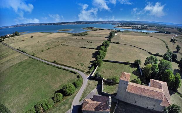 Los vecinos de La Costana, en Campoo de Yuso, apoyan el parque eólico previsto en su pedanía