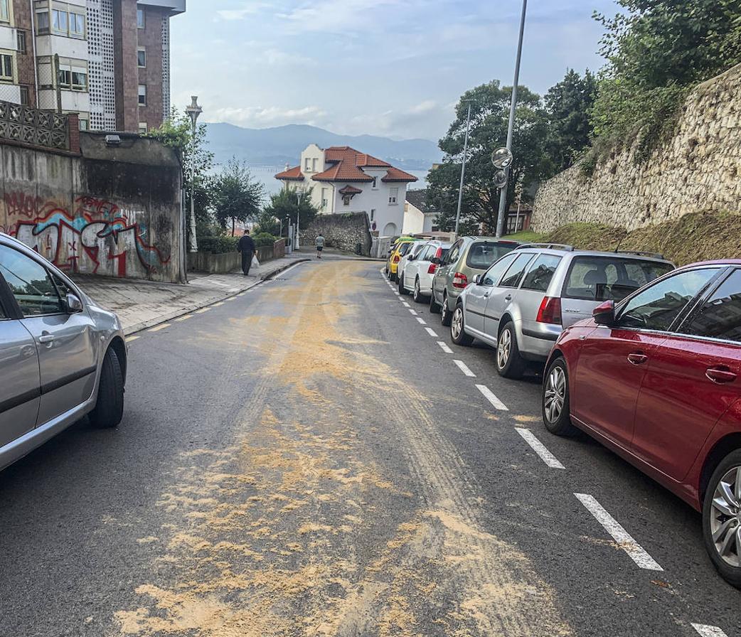 Varias calles de Santander afectadas por el vertido de un camión