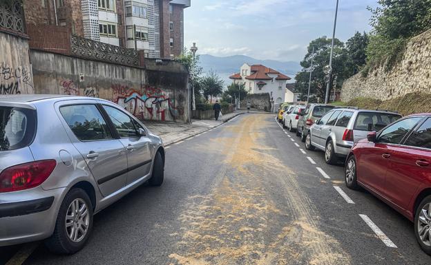 El vertido de un camión provoca derrapes de motoristas por varias calles de Santander, que han tenido que cerrarse al tráfico