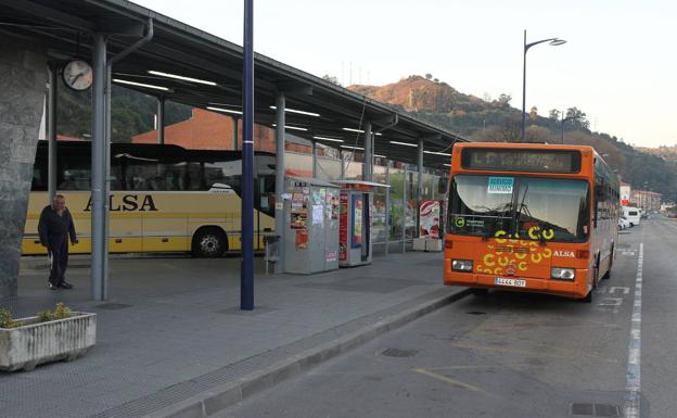 Alsa cierra la oficina de atención al viajero de la estación de autobuses de Laredo