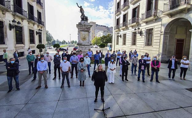 Alcaldes y concejales del PP de Cantabria exigen al Gobierno central que revoque la orden de protección del lobo