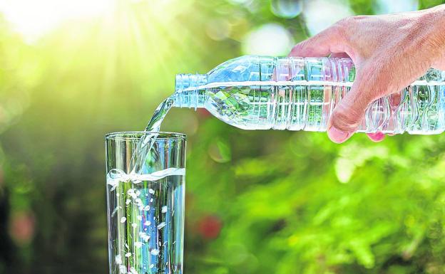 Los cántabros bebemos más agua pero gastamos más dinero en vino que en otras regiones