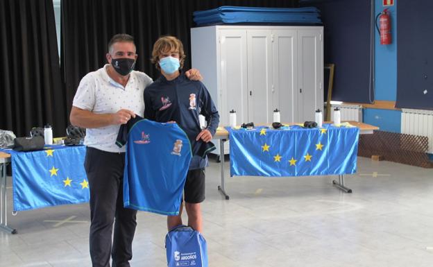 El alcalde de Argoños recibe al piragüista Marcos Ramos tras su brillante temporada