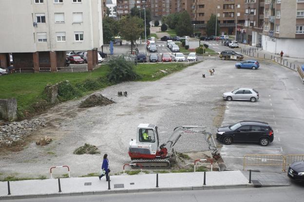 Comienza el asfaltado del aparcamiento de El Zapatón