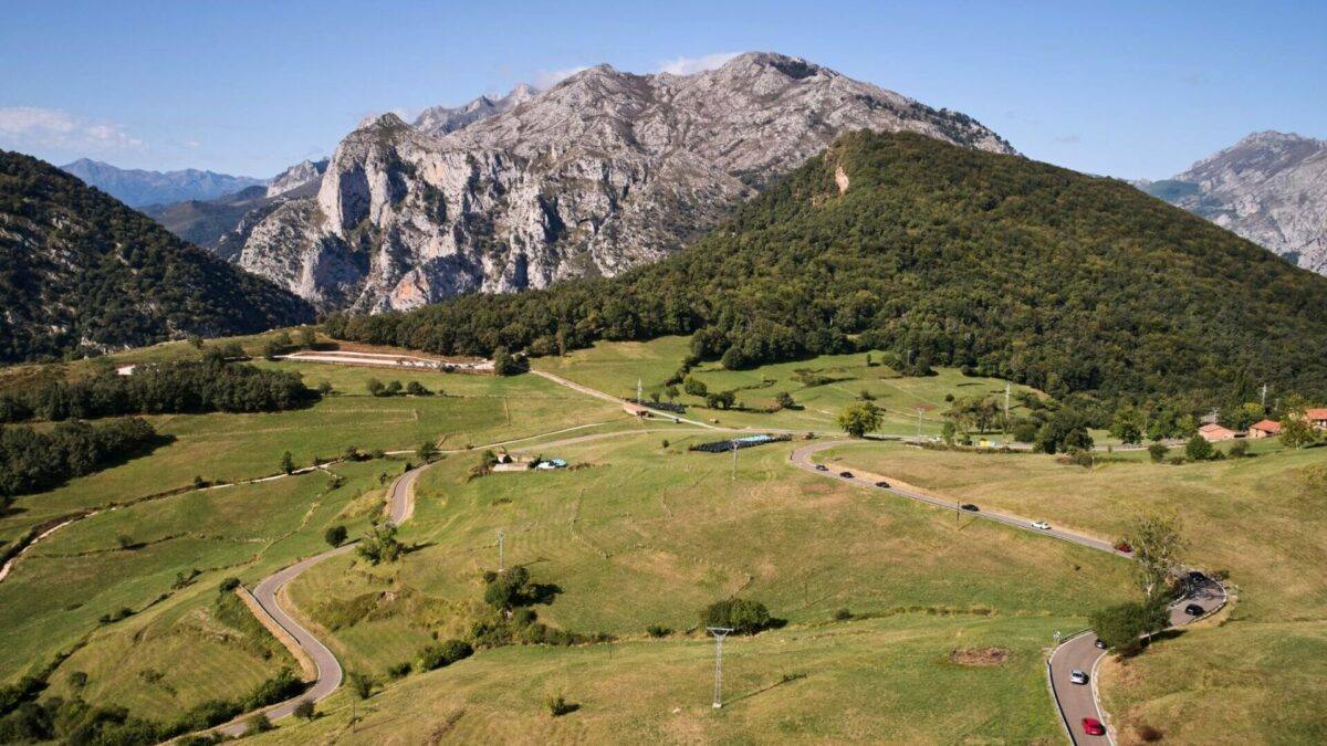 Treinta coches deportivos participaron por carreteras de montaña en la XI Ruta Evo