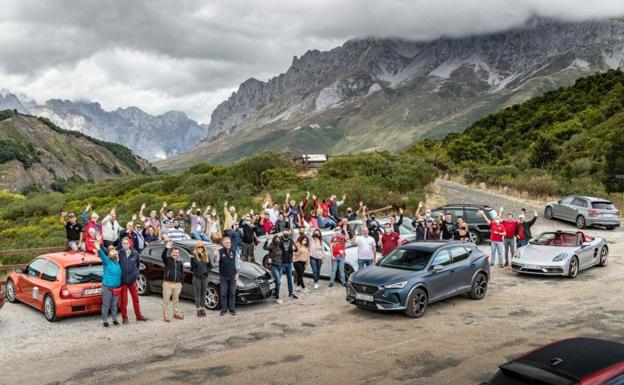 Treinta coches deportivos disfrutan de una «ruta 10» por las carreteras de montaña de Cantabria, Asturias, Palencia y León