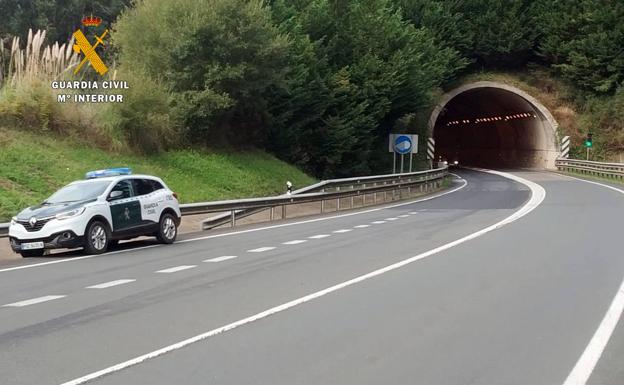 Detenido un peatón de veinte años por destrozar señales y luces de guiado en el túnel de Limpias