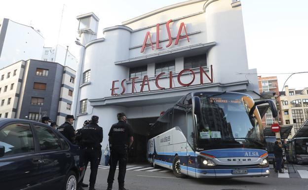 Los piquetes de la huelga de Alsa en Asturias paralizan en Gijón un autobús con viajeros que se dirigía a Santander