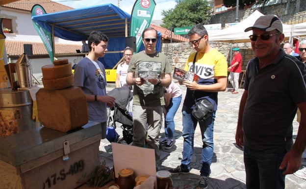 Campoo de Yuso dinamizará su Ferial de la Miel este sábado con una veintena de productores y expertos