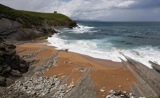 Medio Ambiente destina 300.000 euros para la limpieza de las playas rurales de Cantabria