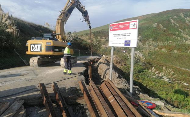 Comienzan los trabajos de reparación del argayo en el acceso a la playa de Usgo