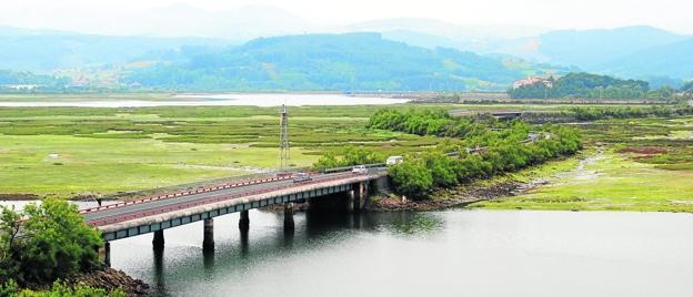 Obras Públicas ve con «buenos ojos» crear una senda peatonal en la carretera de los puentes