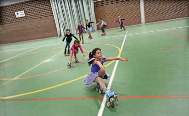 Comillas instala luminarias led en el polideportivo municipal