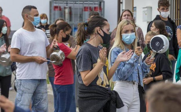 Cacerolada, gritos y lágrimas de los campistas de Latas al no renovarles los contratos de larga estancia