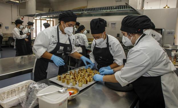 Treinta jóvenes reciben el certificado de profesionalidad de la escuela de hostelería