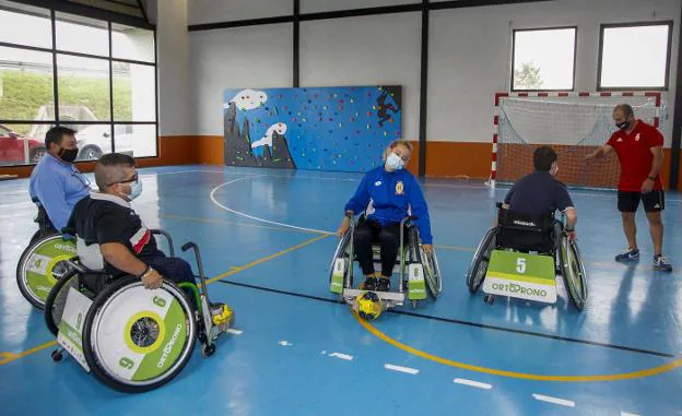El fútbol en silla de ruedas muestra su potencial en Santillana del Mar