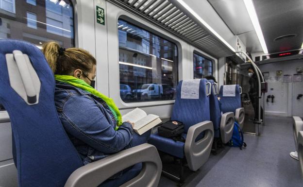 Usuarios del tren entre Bilbao y Santander retoman las protestas