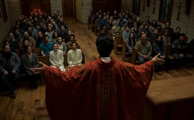 Mike Flanagan se gusta demasiado en 'Misa de medianoche'