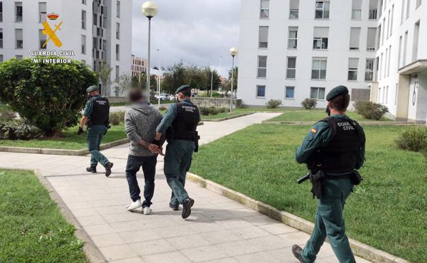 Detenido por retener a una mujer en su casa de Peñacastillo, violarla, agredirla y amenazarla de muerte