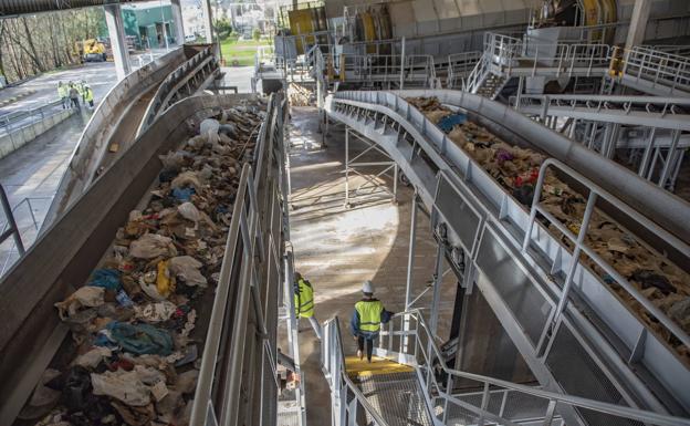 Archivada la causa contra 12 trabajadores del vertedero de Meruelo que vendieron joyas que encontraron en la en la basura