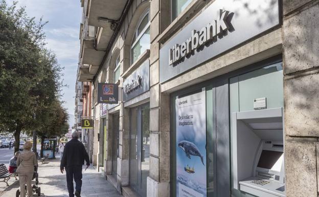 Unicaja Banco sopesa cerrar unas 20 oficinas de Liberbank en Cantabria