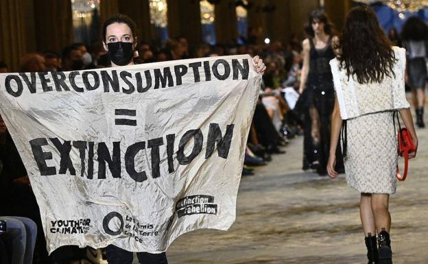 Activistas contra el cambio climático irrumpen en un desfile de Vuitton