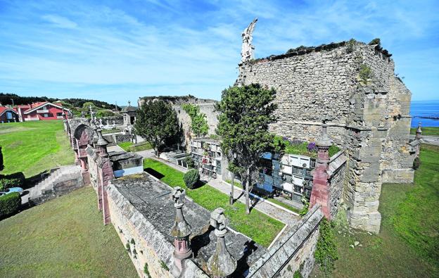 El Obispado reclama el cobro de los nichos del cementerio de Comillas